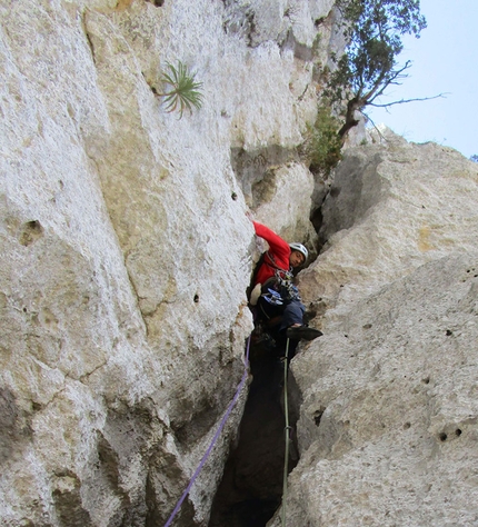 Leggende di paese Pizzo Lungo - Monti di Calamigna - Leggende di paese: Massimo Flaccavento in apertura sul terzo tiro di Leggende di paese (110m, VII- max, V obblig, Massimo Flaccavento, David Gallo 30/09/2014), Pizzo Lungo (Monti di Calamigna) Sicilia