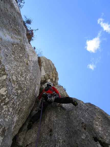 Leggende di paese Pizzo Lungo - Monti di Calamigna - Leggende di paese: David Gallo in apertura sull'ultimo tiro di Leggende di paese (110m, VII- max, V obblig, Massimo Flaccavento, David Gallo 30/09/2014), Pizzo Lungo (Monti di Calamigna) Sicilia