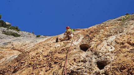 Decrescita Obbligata Gola di Frasassi - Decrescita Obbligata: Decrescita Obbligata: Nicola Sartori a vista sul secondo tiro