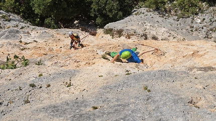 Decrescita Obbligata Gola di Frasassi - Decrescita Obbligata: Decrescita Obbligata: Luca Giupponi, redpointing pitch 2