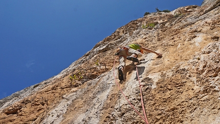 Decrescita Obbligata Gola di Frasassi - Decrescita Obbligata: Decrescita Obbligata: Nicola Sartori a vista sul terzo tiro