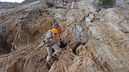 Benvenuti al Sud U' Piscione, Monte Pertuso - Benvenuti al Sud: Benvenuti al Sud: Nicola Sartori climbing pitch 3