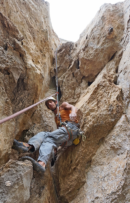 Benvenuti al Sud U' Piscione, Monte Pertuso - Benvenuti al Sud: Benvenuti al Sud: Cristiano Bacci climbing pitch 4