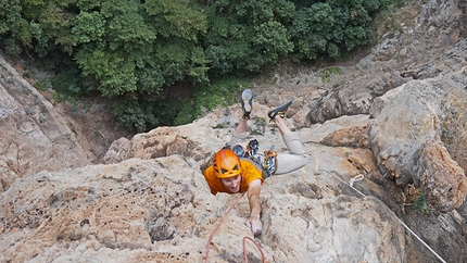 Benvenuti al Sud U' Piscione, Monte Pertuso - Benvenuti al Sud: Benvenuti al Sud: Nicola Sartori climbing pitch 4