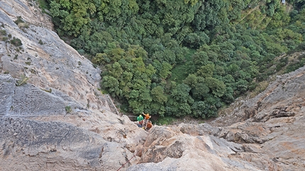 Benvenuti al Sud U' Piscione, Monte Pertuso - Benvenuti al Sud: Benvenuti al Sud: belay on pitch 4