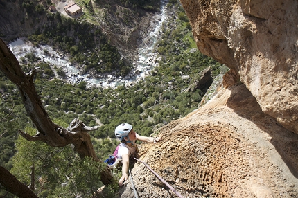 Spéléologie Caiat, Akchour - Spéléologie: Jasmin Biller climbing pitch 5