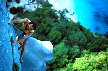 Itu Damagoni - Il mio veleno Aguglia di Goloritzé - Itu Damagoni - Il mio veleno: Marco Morretti climbing the fantastic second pitch 6c+, Aguglia di Goloritzé, Sardinia