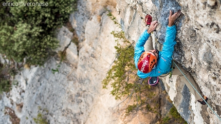 Destini Incrociati Monte Cimo - Castel Presina Parete Rossa - Destini Incrociati: Nicola Tondini on the third pitch (8a) of Destini Incrociati 