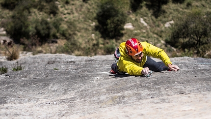 Destini Incrociati Castel Presina Parete Rossa, Monte Cimo - Destini Incrociati: Nicola Tondini sul quinto tiro (8a) di Destini Incrociati