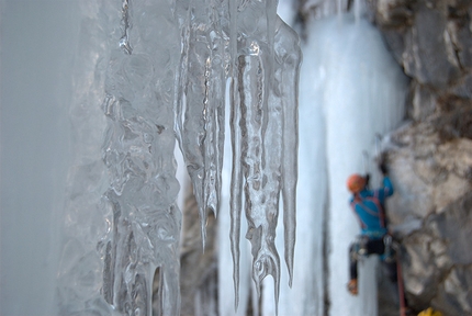 Chloë - Chloë: Ezio Marlier sulla cascata di ghiaccio Chloe, vallone del Grauson, Cogne, Valle Aosta (ph Thomas Scalise Meynet)