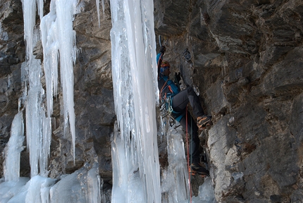 Chloë - Chloë: Ezio Marlier making the first ascent of the icefall Chloe, vallone del Grauson, Cogne, Valle Aosta, Italy (ph Thomas Scalise Meynet)