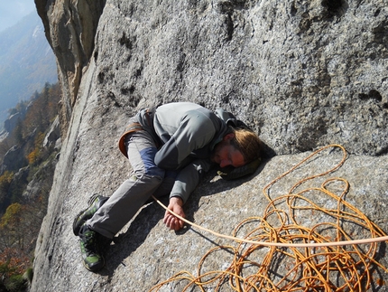 Here today gone tomorrow Scoglio delle Metamorfosi - Val di Mello - Here today gone tomorrow: Pietro Biasini riposa sulla cengia della prima sosta