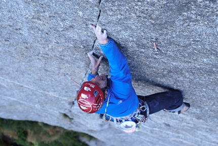 James Pearson - James Pearson repeating Joy Division (800m, 8b ) on Qualido, Val di Mello