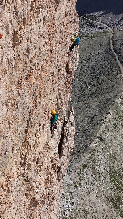 Via Cassin Cima Piccolissima di Lavaredo - Via Cassin:  Claus Charlie on the traverse on Via Cassin Cima Piccolissima, Emma Zecca at the belay © Annalisa Fioretti, Gianpietro Todesco