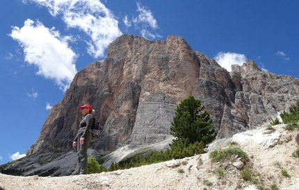 Scala del Minighel e il Giro della Tofana di Rozes Tofana di Rozes - Scala del Minighel e il Giro della Tofana di Rozes: Sotto la parete Sud della Tofana di Rozes in Dolomiti