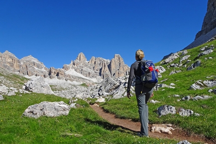 Scala del Minighel e il Giro della Tofana di Rozes Tofana di Rozes - Scala del Minighel e il Giro della Tofana di Rozes: Salendo verso Forcella Col dei Bos