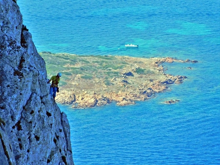 Affora sa nato Punta Lucca - Isola di Tavolara - Affora sa nato: Maurizio Oviglia sulla via Affora sa nato, Isola di Tavolara, Sardegna