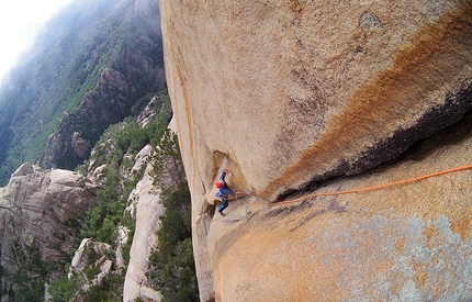 Ro.Ma. Punta U Corbu - Ro.Ma.: Rolando Larcher climbing the splendid layback on pitch 6 of Ro.Ma., Punta U Corbu, Bavella, Corsica