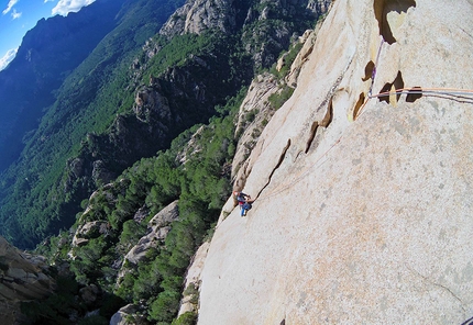 Jeef Punta di U Corbu - Jeef: Rolando Larcher climbing the splendid flakes and tafoni on Jeef