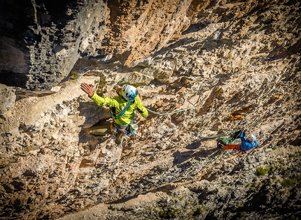 PukaNaka Sas dai Tamersc - PukaNaka: Durante la prima salita di PukaNaka (7b+, 325m) sulla parete SO di Sas dai Tamersc in Dolomiti (Manuel Baumgartner, Martin Baumgartner, Toni Oboles)