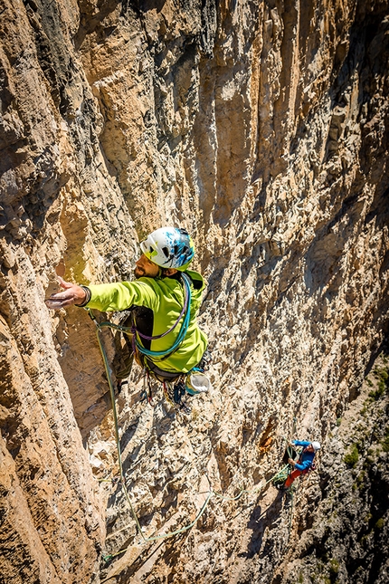 PukaNaka Sas dai Tamersc - PukaNaka: Durante la prima salita di PukaNaka (7b+, 325m) sulla parete SO di Sas dai Tamersc in Dolomiti (Manuel Baumgartner, Martin Baumgartner, Toni Oboles)