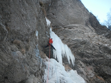 Cascata della Pissa Val Montina - Cascata della Pissa: Santiago Padrós in apertura sul primo tiro