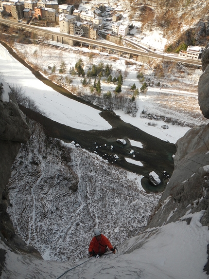 Cascata della Pissa Val Montina - Cascata della Pissa: Santiago Padrós climbing the last pitch, the houses at Termine in the background