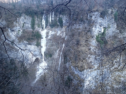 Infection Val di Zoldo - Infection: La cascata da ghiaccio Infection ad Igne (Dani Ascaso, Santiago Padrós 22/01/2017)