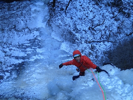 Infection Val di Zoldo - Infection: Santiago Padrós sul primo tiro della cascata da ghiaccio Infection ad Igne