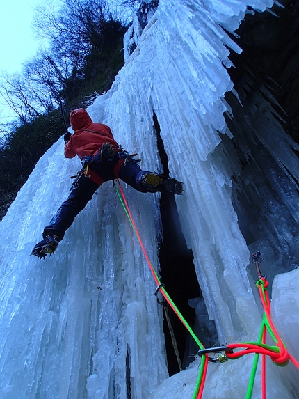 Infection Val di Zoldo - Infection: Santiago Padrós sul secondo tiro della cascata da ghiaccio Infection ad Igne