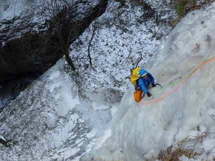 Infection Val di Zoldo - Infection: Dani Ascaso sul secondo tiro della cascata da ghiaccio Infection ad Igne