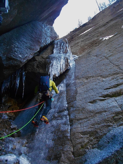 Vanessa Robe Neire Pianchette, Parete di Tempo Tiranno - Vanessa Robe Neire: Ghiaccio fine sul secondo tiro, durante la prima salita di Vanessa robe neire in Valle Orco, Piemonte