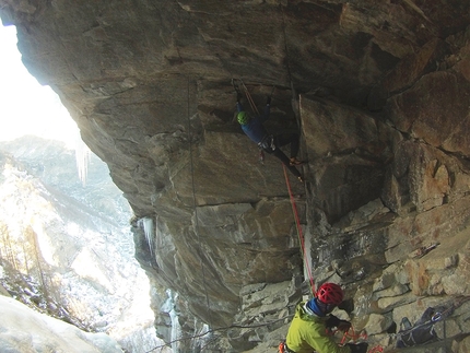 Vanessa Robe Neire Pianchette, Parete di Tempo Tiranno - Vanessa Robe Neire: Inizia il tiro di M9-A0 di Vanessa robe neire in Valle Orco, Piemonte