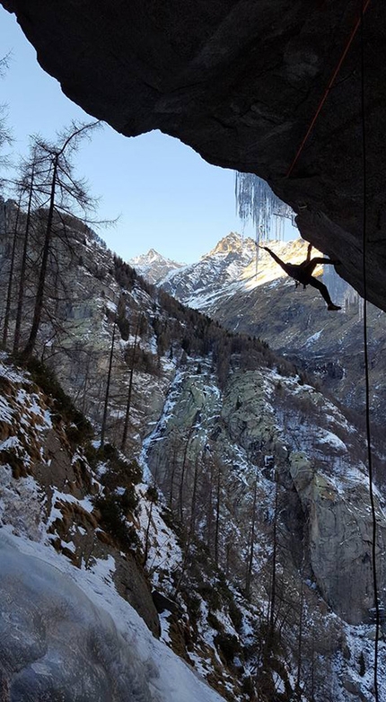 Vanessa Robe Neire Pianchette, Parete di Tempo Tiranno - Vanessa Robe Neire: Sul tratto di drytooling su Vanessa robe neire in Valle Orco, Piemonte