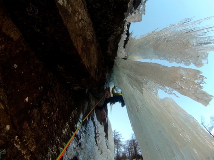 Vanessa Robe Neire Pianchette, Parete di Tempo Tiranno - Vanessa Robe Neire: A maze of rock and ice on Vanessa robe neire in Valle Orco, Piemonte, Italy