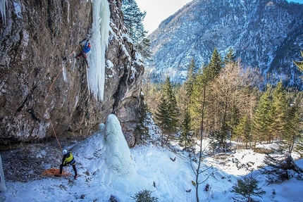 Panta rei Valbruna - Panta rei: Enrico Mosetti e Tine Cuder durante la prima salita di Panta rei in Valbruna, Alpi Giulie il 24/01/2017 © Eddie Gianelloni, www.eddiegianelloni.com