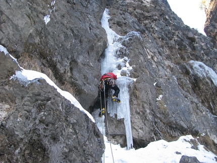 Hysteria Rio Vandul - Hysteria: Romano Benet e Tine Cuder durante la prima salita di Hysteria (M7, WI6+ 135m), la nuova cascata di ghiaccio in Val Raccolana