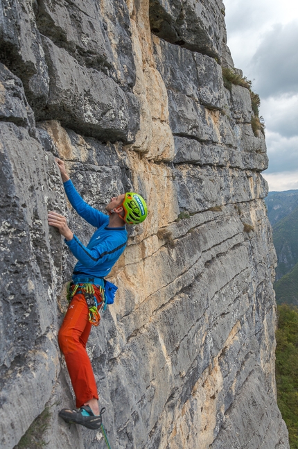 Distensione Monte Spitz - Distensione: Alessio Roverato climbing Distensione © Samuel Scotton