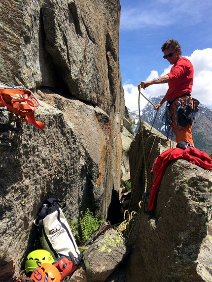 Via della Rivoluzione Caporal - Via della Rivoluzione: Max Lucco alla base della parete del Caporal in Valle Orco