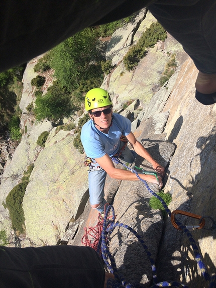 Via della Rivoluzione Caporal - Via della Rivoluzione: Max Lucco in arrivo in sosta al primo tiro della Via della Rivoluzione al Caporal in Valle Orco