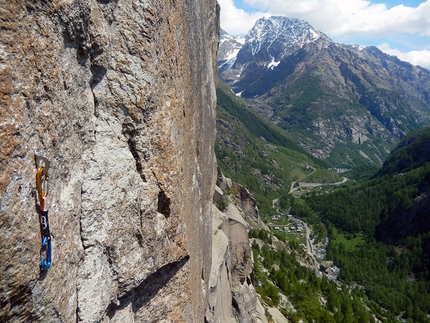 Via della Rivoluzione Caporal - Via della Rivoluzione: Sulla Via della Rivoluzione al Caporal in Valle Orco: verticalita e vista su Noasca