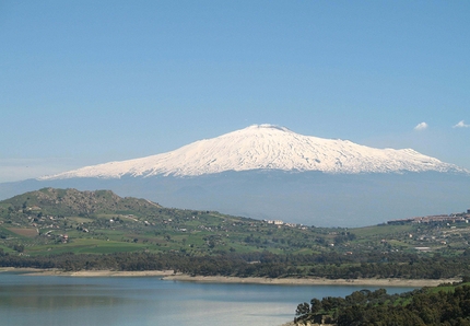 Monte Etna - versante sud Monte Etna - Monte Etna - versante sud: Monte Etna vista dal lago di Pozzilo