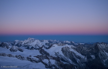 Dent Blanche Cresta Sud - Wandfluegrat Dent Blanche - Dent Blanche Cresta Sud - Wandfluegrat: Dent Blanche Wandfluegrat: i colori del cielo poco prima del sorgere del sole.