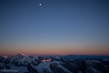 Dent Blanche Cresta Sud - Wandfluegrat Dent Blanche - Dent Blanche Cresta Sud - Wandfluegrat: Dent Blanche Wandfluegrat: la luna e inconfondibile ombra del Monte Bianco all’orizzonte.