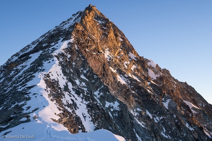 Dent Blanche South Ridge - Wandfluegrat Dent Blanche - Dent Blanche South Ridge - Wandfluegrat: Wandfluegrat, the normal route and South Ridge of Dent Blanche