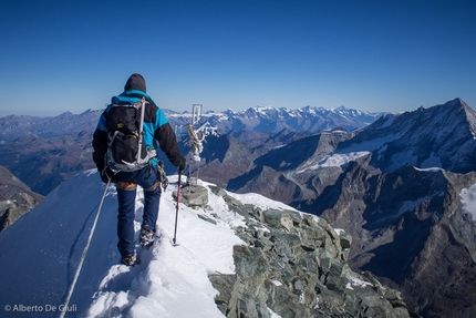 Dent Blanche South Ridge - Wandfluegrat Dent Blanche - Dent Blanche South Ridge - Wandfluegrat: Dent Blanche Wandfluegrat: almost at the summit of Dent Blanche