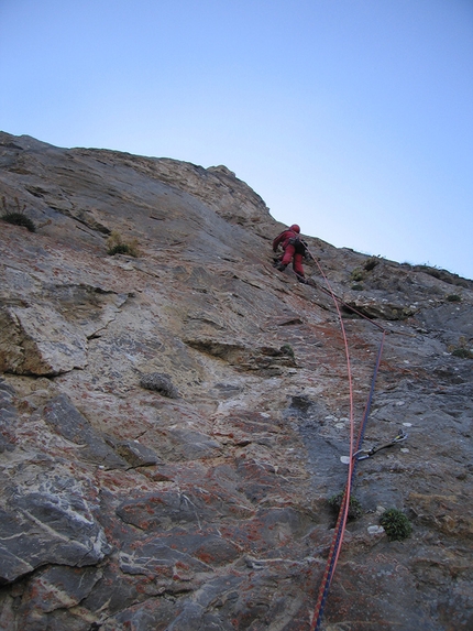 Sette secondi Cima delle Saline - Sette secondi: Aprendo il terzo tiro di Sette secondi, parete NO di Cima delle Saline, Alpi Liguri