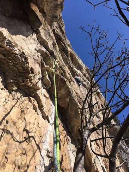 Leoni in gabbia Monte Casale Primo Pilastro - Leoni in gabbia: Gianni Canale in apertura sulla 4° lunghezza